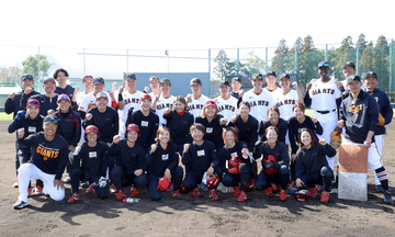 巨人２軍、女子ソフトボール部と異例の合同練習　小さなグラウンドでノック　石井琢朗監督「瞬時に判断するスキルが必要」