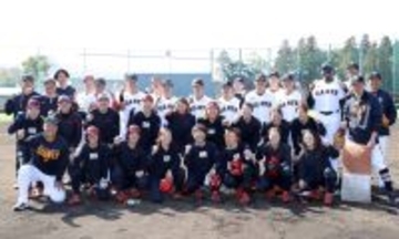 巨人２軍、女子ソフトボール部と異例の合同練習　小さなグラウンドでノック　石井琢朗監督「瞬時に判断するスキルが必要」