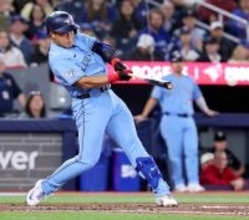 岡本和真、ゲレロ敬遠直後の打席は空振り三振　５戦連続安打＆初適時マーク　