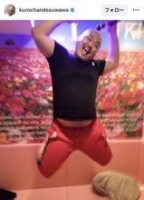 クロちゃん、カラオケで海老反りジャンプ？！　「見た瞬間爆笑だった」「海老反りジャンプ楽しそう笑笑」