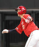 「【楽天】 誕生日の伊藤光が移籍後初打点　バットを折られながらも中前適時打　連敗ストップへリード広げる　」の画像1