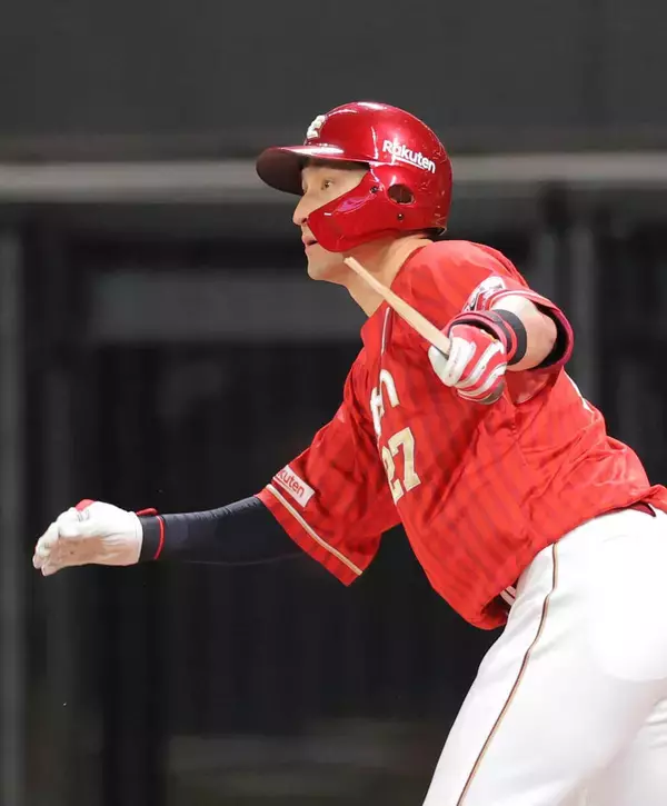 【楽天】 誕生日の伊藤光が移籍後初打点　バットを折られながらも中前適時打　連敗ストップへリード広げる　