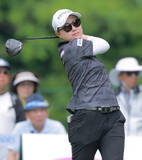 「【女子ゴルフ】横峯さくらが１７位から７位浮上　最長ブランク優勝＆ママ初優勝狙う」の画像1