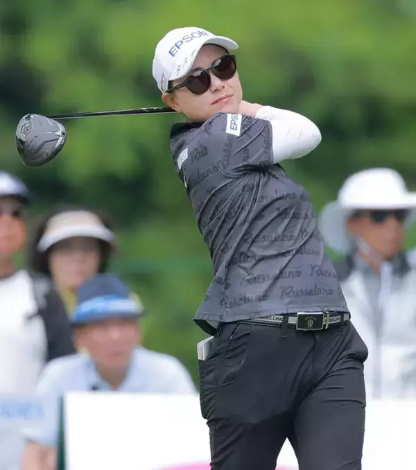 【女子ゴルフ】横峯さくらが１７位から７位浮上　最長ブランク優勝＆ママ初優勝狙う