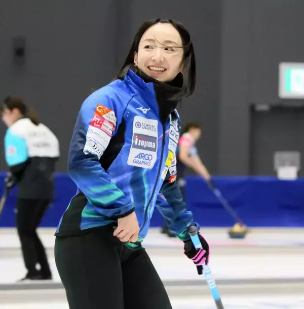 【カーリング】藤沢五月、新加入・小穴桃里と息ぴったり「チームにフィットしてくれている」…日本選手権第１日、ロコソラーレが快勝発進