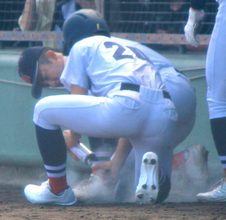 【高校野球】緊急降板の横浜・織田翔希、骨に異常なしの診断…ドラ１位候補右腕が左足首に打球直撃でヒヤリ