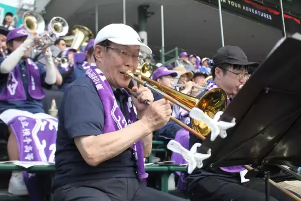 【甲子園】横手、１００名の大規模演奏　５７年ぶりに聖地に戻ったＯＢ・越後英雄さん「練習なしでもしっかり揃うのはすごく気持ちいいですよ。横手魂ですね」