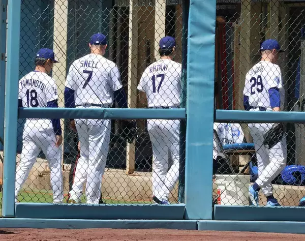大谷翔平、山本由伸、スクバル、スネル…ドジャース先発陣“ビッグ４”が写真撮影　ＭＶＰ＆サイ・ヤング賞集結　ブルペンにファン殺到