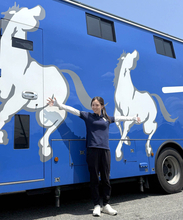 水納愛美記者が馬運車に潜入取材　“馬ファースト”の快適なスペースに輸送の進化を感じた