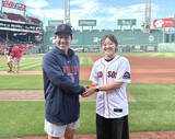 「【米女子ゴルフ】岩井千怜がフェンウェイ・パークで始球式に登場　吉田正尚とパチリ」の画像1