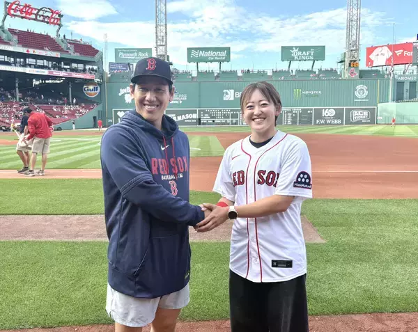 【米女子ゴルフ】岩井千怜がフェンウェイ・パークで始球式に登場　吉田正尚とパチリ