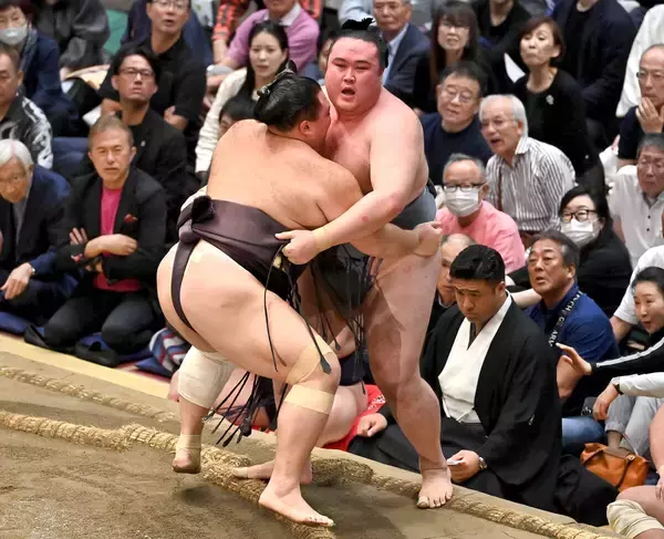 金峰山が３敗目　朝乃山に敗れ、優勝争いから後退