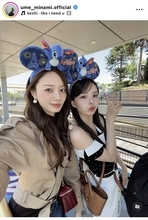 梅澤美波、肩出しコーデで人気モデルとパリのディズニーを満喫！「どメロお姉さんのディズニーやばい」「２人とも綺麗すぎ」
