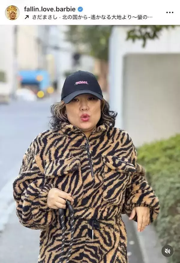 「仮装のつもりではないのです」バービー、奇抜な私服姿に「なんでそんなに」「迫力あり過ぎ」「かっけぇ～」「マダム」