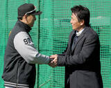 「【巨人】イ・スンヨプコーチと高橋由伸氏が再会　２００７年には２人で６５発」の画像1