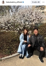 北斗晶、夫婦で満開の桜を花見中「皆んながパシャパシャ写真を‥」素敵な髪の毛にほっこり「仲いい」「幸せ時間！」