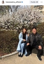 北斗晶、夫婦で満開の桜を花見中「皆んながパシャパシャ写真を‥」素敵な髪の毛にほっこり「仲いい」「幸せ時間！」