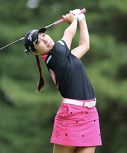 【女子ゴルフ】史上９人目アマＶなるか！　１８歳・長沢愛羅が単独トップで前半ターン　１４６センチ大須賀望ら２位で追走