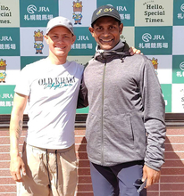 南アフリカが誇る名手フーリー騎手が札幌競馬場の芝コースなどを見学して大興奮　「ベリーエキサイティング！」