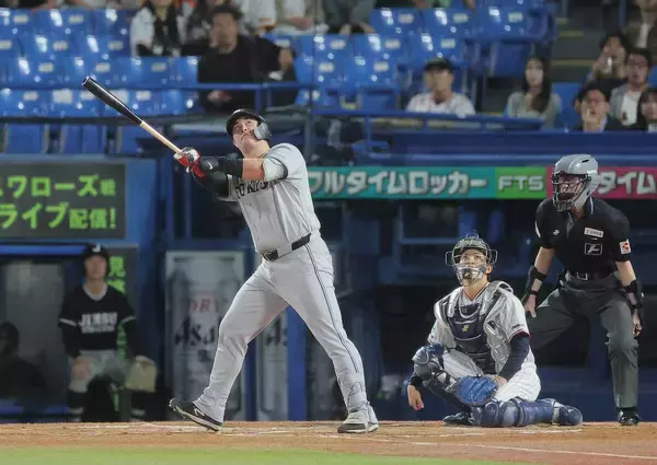 【巨人】リチャードが特大の先制ソロ！　ヤクルト・山野から「コンパクトに」左翼席上段へ　