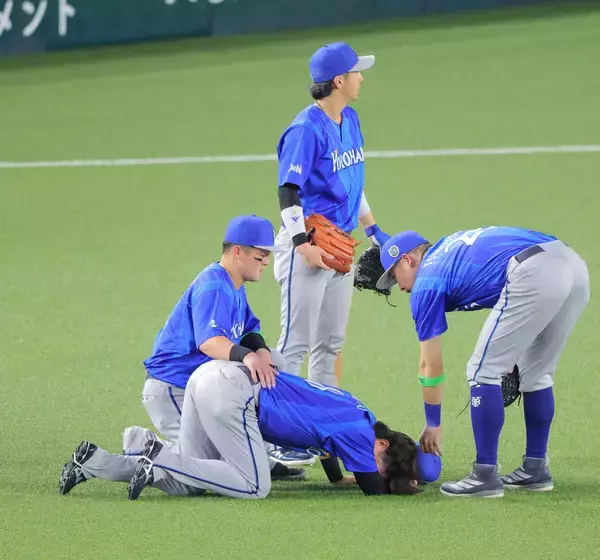 【日本シリーズ】ＤｅＮＡ・神里和毅が松葉杖、右足一本で球場入り　左足首は固定　前日９回の守備で悲劇発生…担架で退場