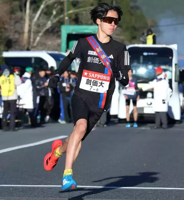 【箱根駅伝】創価大６区・小池莉希が区間賞「目立ちたい性格なので…」左右色違いのシューズで快走