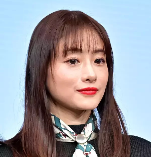 石原さとみ、東陽一監督を追悼「『私のグランパ』は、俳優としてのスタートであり原点」