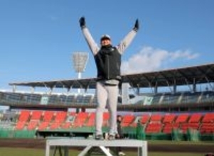 【巨人】気温３度の極寒の中ドラ４・皆川岳飛と佐々木俊輔が体操でリフレッシュ！　集まったファンら２００人と