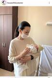 「「美し過ぎるお祖母さま」人気モデルが赤ちゃんを抱っこ「二人目の孫が産まれました」…桐島かれんが報告」の画像1