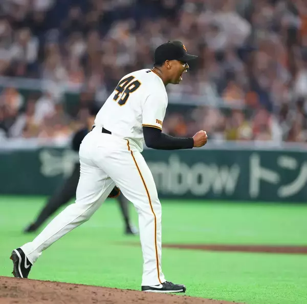 「【巨人】連投ルシアーノほえた！また阪神斬り！苦労人助っ人に東京ドーム大歓声　５日前に支配下＆前日１軍デビュー」の画像