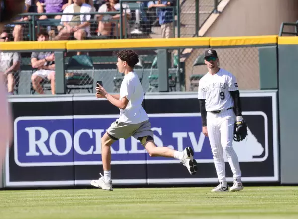 ドジャース戦で客乱入のハプニング、球場が騒然　警備員タックルで制圧…大谷翔平はベンチで爆笑