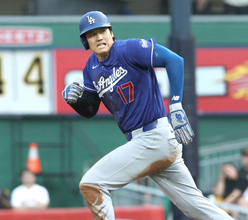 ドジャース勝利も大谷翔平が“古傷”左膝の炎症で負傷交代　右手一本の２戦連発１３号含む４打席４出塁も…リアル二刀流翌日に緊急事態