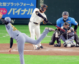 【巨人】丸佳浩、代打打率は驚異の「．４２１」阪神・才木浩人からフェンス直撃の二塁打