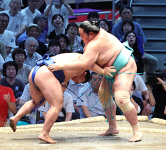 カド番大関・琴桜が３勝目　２日連続金星獲得の平幕・藤ノ川を退け「相手は関係ない」