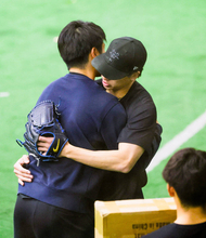 巨人・大勢が感じた同期・菊地大稀の凄さ「ボールがエグい」…ハグで惜別「日本シリーズで投げ合えるように」