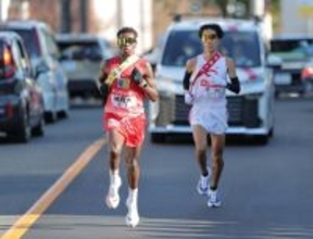 【箱根駅伝】城西大がトップに　Ｖ・キムタイが中大を抜く