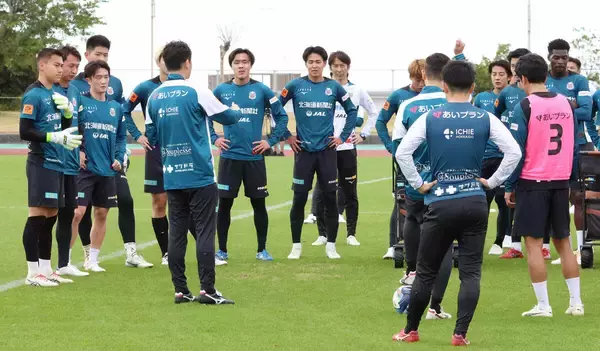 【Ｊ２札幌】１６日の今季初対外試合Ｊ１浦和戦に向け３組に分かれゲーム形式も練習　メンバー構成は…　沖縄キャンプ４日目