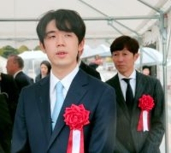 藤井聡太竜王「１００年後に残る対局、棋譜を」永世資格獲得記念碑除幕式　達成した京都競馬場で
