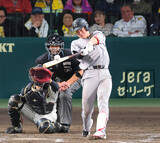 「【巨人】松本剛が９回に勝ち越し適時打を放ち、ガッツポーズ！」の画像1