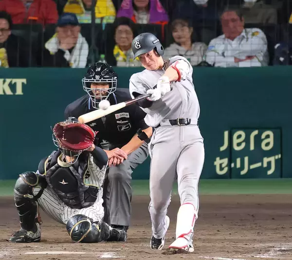 【巨人】松本剛が９回に勝ち越し適時打を放ち、ガッツポーズ！