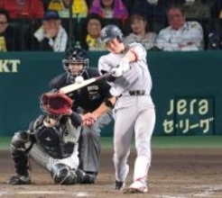 【巨人】松本剛が９回に勝ち越し適時打を放ち、ガッツポーズ！