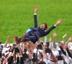 調教師転身の和田竜二元騎手引退式で古川吉洋騎手が花束贈呈　“花の１２期生”の同期へ「竜二だし、何の心配もしていません」