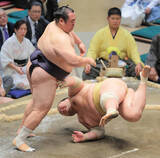 「友風が３勝目　取り直しの一番も得意技で決めた　「一喜一憂しないで一日一番です」」の画像1