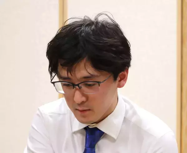 伊藤匠王座「しっかり時間を使ってうまく指すことができた」連勝で初防衛に王手