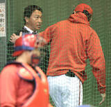 「【広島】巨人編成本部参与の長野久義氏が古巣訪問…２２年まで４年間在籍　新井貴浩監督と話し込む姿も」の画像1