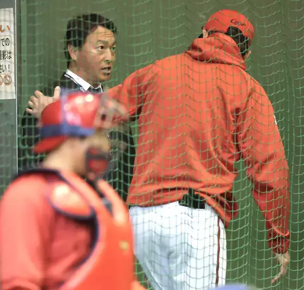 【広島】巨人編成本部参与の長野久義氏が古巣訪問…２２年まで４年間在籍　新井貴浩監督と話し込む姿も