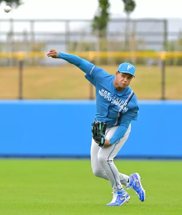 【日本ハム】万波中正が強肩発動‼今季初実戦でいきなりレーザービーム、本塁ストライク送球に名護騒然