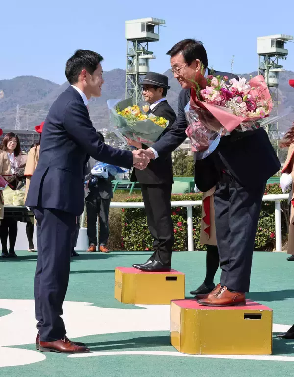 西園正調教師が引退セレモニーでファンに挨拶　１番の思い出のレース、印象に残るレースとは…