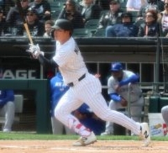 村上宗隆が本拠地デビューで中前安打　ファンから大歓声「２番・一塁」でスタメン…岡本和真とメジャー初対戦