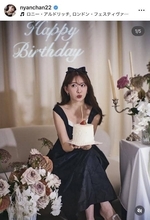 小嶋陽菜が３８歳に！シックな黒ドレス姿でデコルテ見せ「若々しい」「２０代後半に見える」「プリティな３８歳」